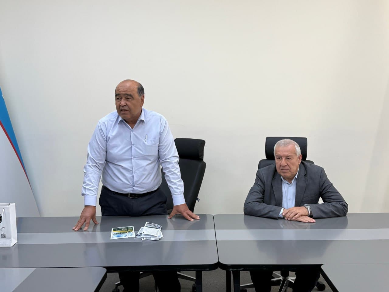 Professors and teachers from the University of Geological Sciences held a round table