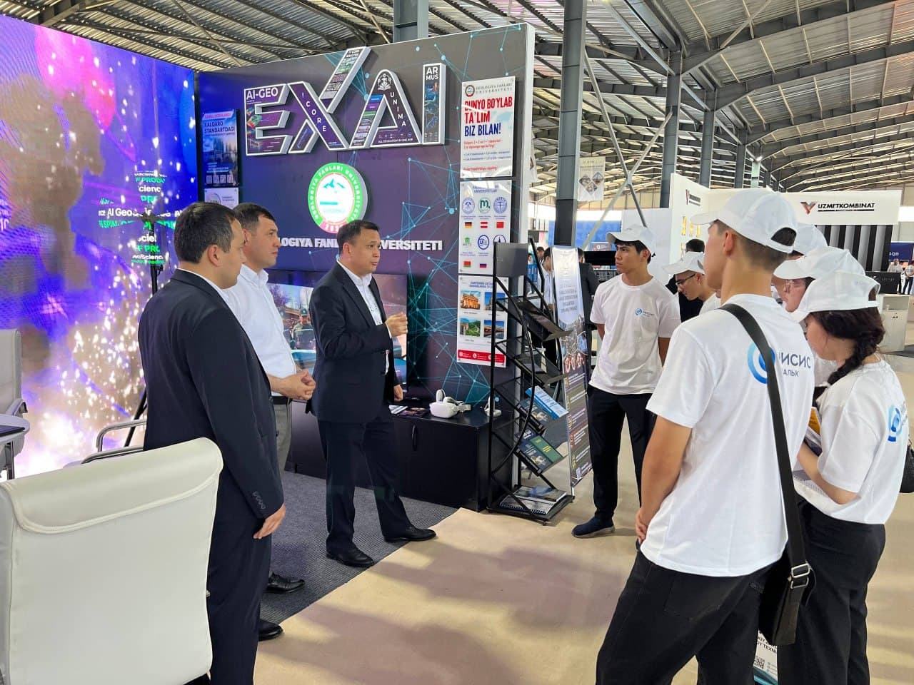 Young professionals and students actively participated in the "National Industrial Chain" exhibition in the city of Akhangaran.